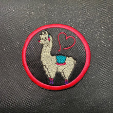 Laden Sie das Bild in den Galerie-Viewer, Farbenmix_KathieKreativ_Alpaka_Lama_Herz_Lamaka_Regenbogen_Handmade_patch_Aufnaeher_Applikation_Stickdatei_sticken_naehen_Lady