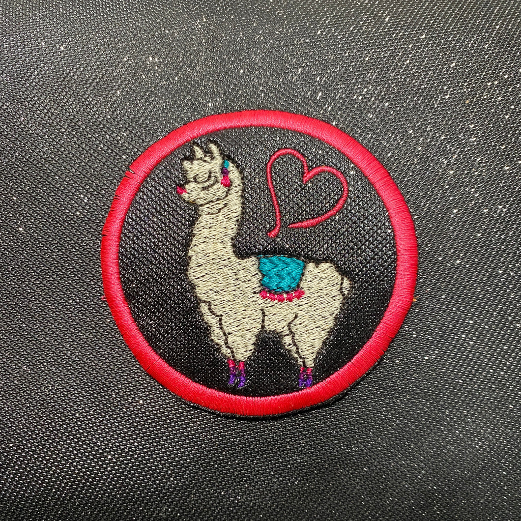 Farbenmix_KathieKreativ_Alpaka_Lama_Herz_Lamaka_Regenbogen_Handmade_patch_Aufnaeher_Applikation_Stickdatei_sticken_naehen_Lady