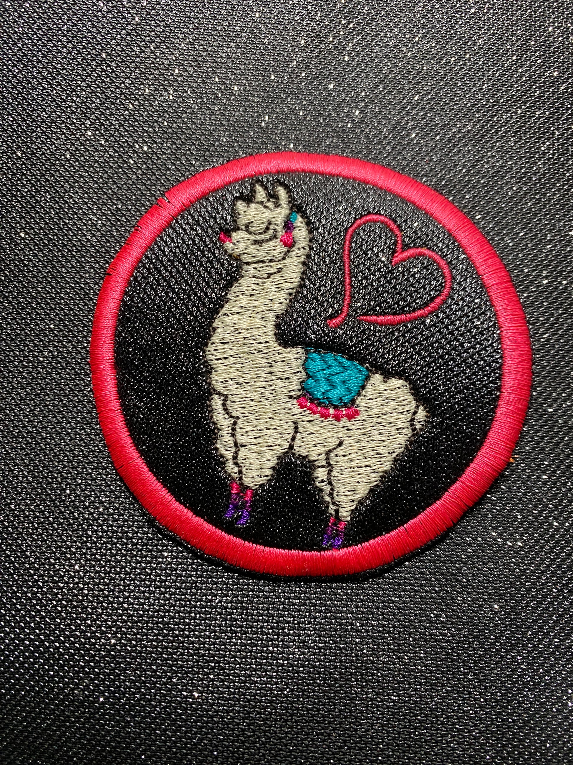 Farbenmix_KathieKreativ_Alpaka_Lama_Herz_Lamaka_Regenbogen_Handmade_patch_Aufnaeher_Applikation_Stickdatei_sticken_naehen_Lady