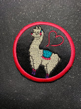 Laden Sie das Bild in den Galerie-Viewer, Farbenmix_KathieKreativ_Alpaka_Lama_Herz_Lamaka_Regenbogen_Handmade_patch_Aufnaeher_Applikation_Stickdatei_sticken_naehen_Lady