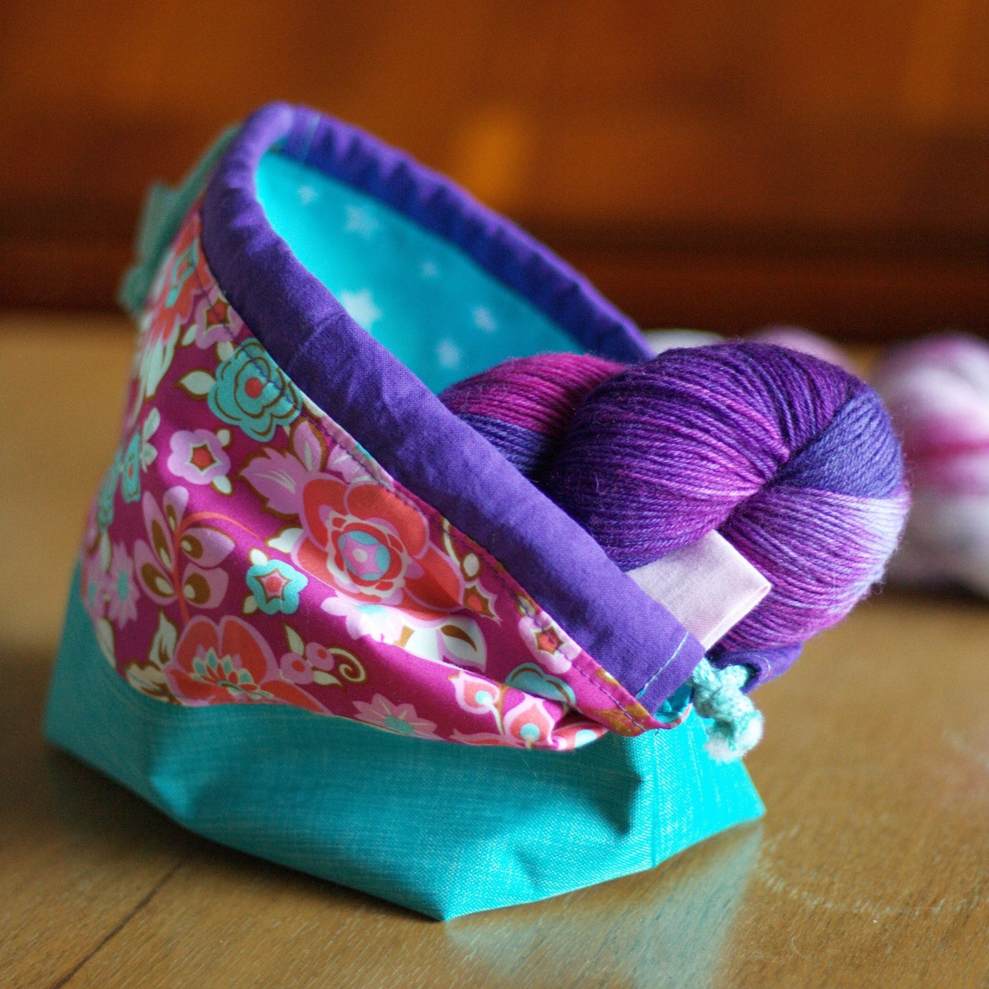 Projektbeutel_für_Stricken_Haekeln_und_Handgefaerbte_Wolle_ZauberstabWolle_KathieKreativ_pink_Mint_Kordel.jpg