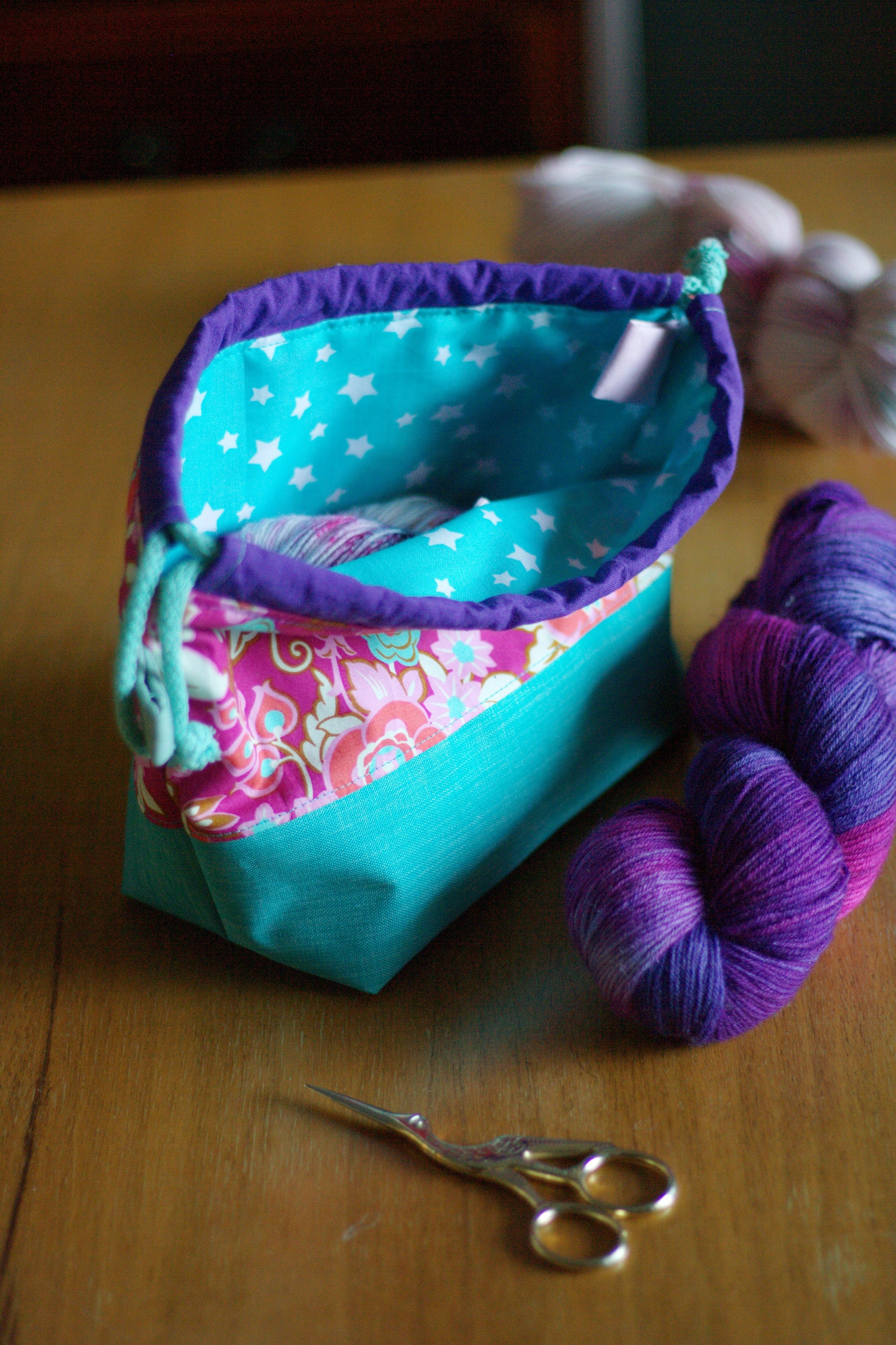Projektbeutel_für_Stricken_Haekeln_und_Handgefaerbte_Wolle_ZauberstabWolle_KathieKreativ_pink_Mint_Kordel.jpg