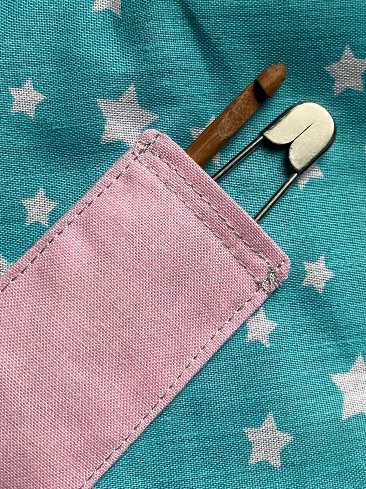 Projektbeutel_für_Stricken_Haekeln_und_Handgefaerbte_Wolle_ZauberstabWolle_KathieKreativ_pink_Mint_Kordel.jpg