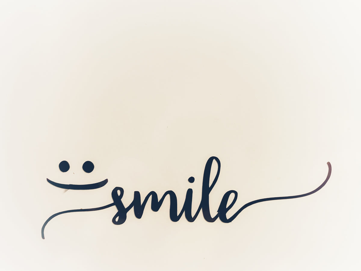Vinyl Schriftzug „smile“ mit Smiley (3 Farben)