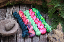 Laden Sie das Bild in den Galerie-Viewer, HW: Handgefärbte Sockenwolle &quot;Cari Grün&quot; 20g Minis