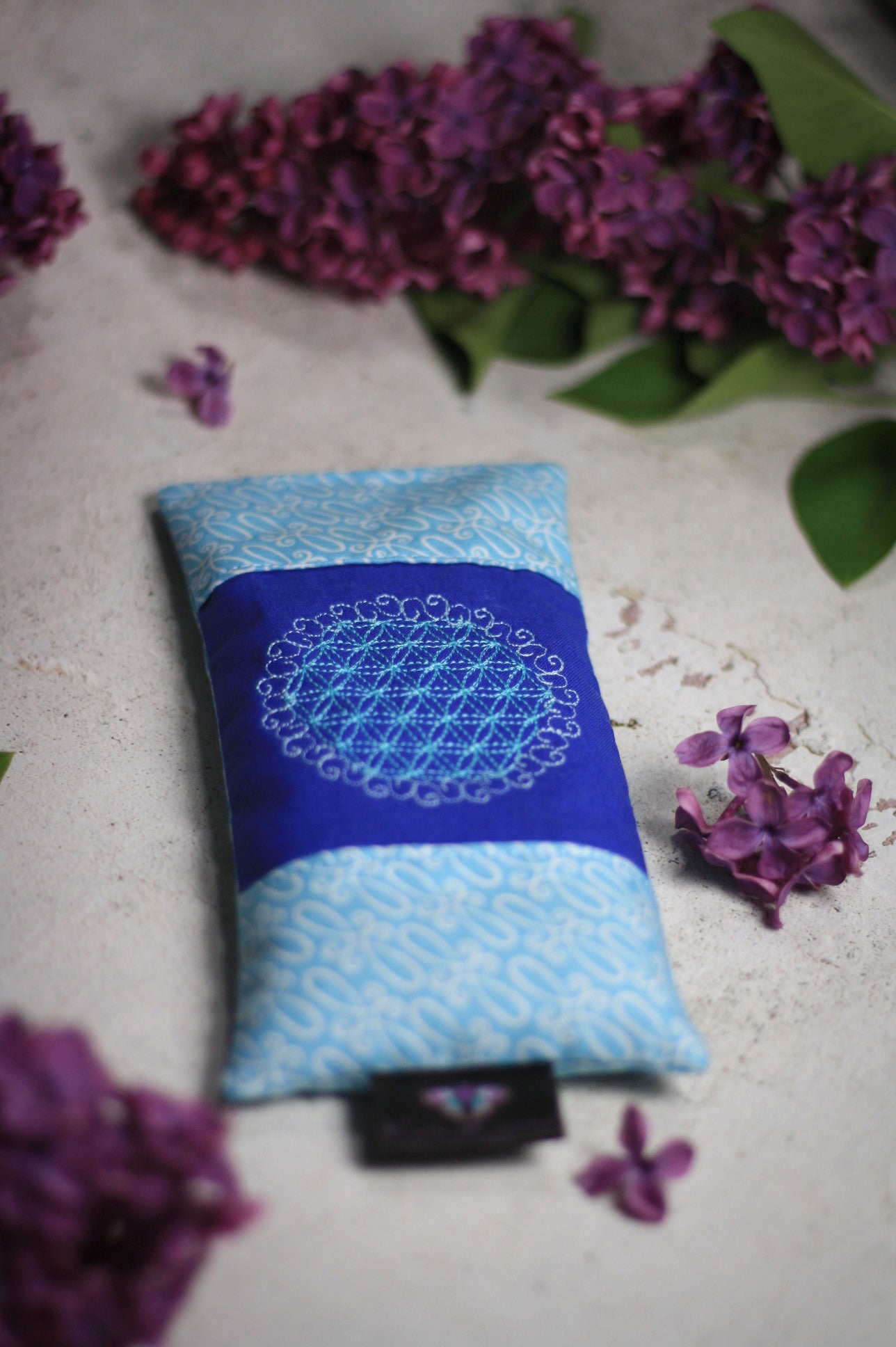 KathieKreativ_Augenkissen_gefuellt_Amethyst_Bergkristall_Bio_Blume_des_Lebens_Om_Meditieren__entspannen__Kuehlend_Yoga_Yogakissen_Meditaionskissen_blau_weiss_dunkelblau