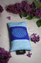 Laden Sie das Bild in den Galerie-Viewer, KathieKreativ_Augenkissen_gefuellt_Amethyst_Bergkristall_Bio_Blume_des_Lebens_Om_Meditieren__entspannen__Kuehlend_Yoga_Yogakissen_Meditaionskissen_blau_weiss_dunkelblau