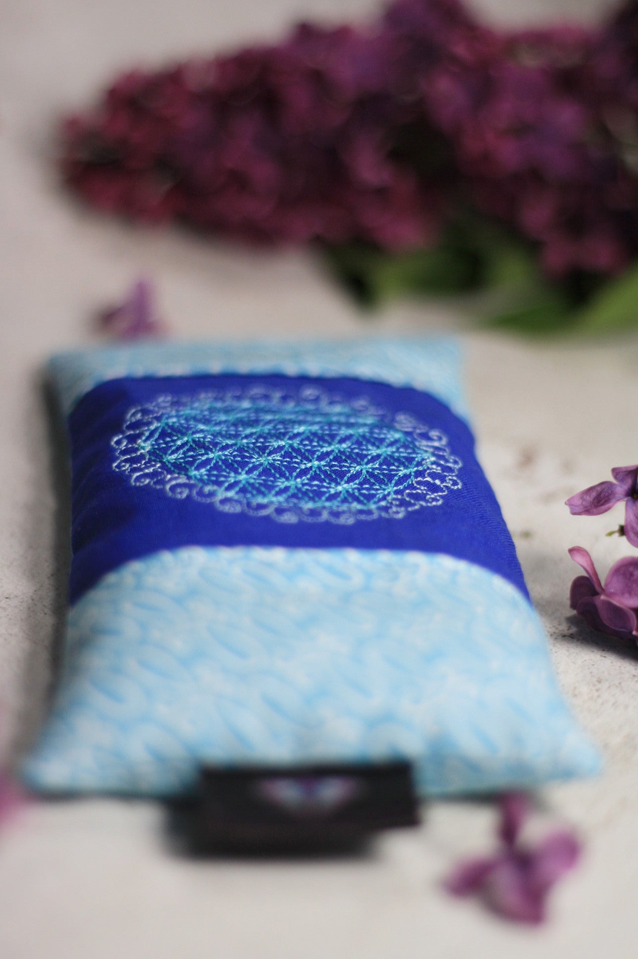 KathieKreativ_Augenkissen_gefuellt_Amethyst_Bergkristall_Bio_Blume_des_Lebens_Om_Meditieren__entspannen__Kuehlend_Yoga_Yogakissen_Meditaionskissen_blau_weiss_dunkelblau