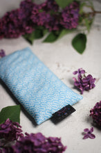 Laden Sie das Bild in den Galerie-Viewer, KathieKreativ_Augenkissen_gefuellt_Amethyst_Bergkristall_Bio_Blume_des_Lebens_Om_Meditieren__entspannen__Kuehlend_Yoga_Yogakissen_Meditaionskissen_blau_weiss_dunkelblau