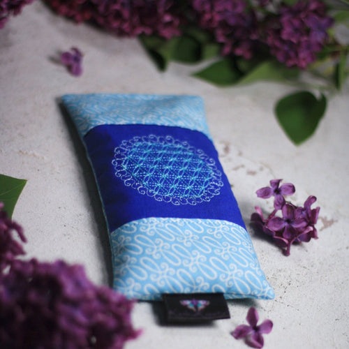 KathieKreativ_Augenkissen_gefuellt_Amethyst_Bergkristall_Bio_Blume_des_Lebens_Om_Meditieren__entspannen__Kuehlend_Yoga_Yogakissen_Meditaionskissen_blau_weiss_dunkelblau