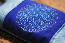 Laden Sie das Bild in den Galerie-Viewer, KathieKreativ_Augenkissen_gefuellt_Amethyst_Bergkristall_Bio_Blume_des_Lebens_Om_Meditieren_entspannung_entspannen_Kuehlend_Yoga_Yogakissen_Blau_Meditaionskissen