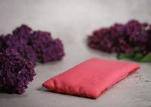 Laden Sie das Bild in den Galerie-Viewer, KathieKreativ_Augenkissen_gefuellt_Amethyst_Bergkristall_Bio_Blume_des_Lebens_Om_Meditieren_entspannung_entspannen_Kuehlend_Yoga_Yogakissen_orange_pink_rosa__Meditaionskissen