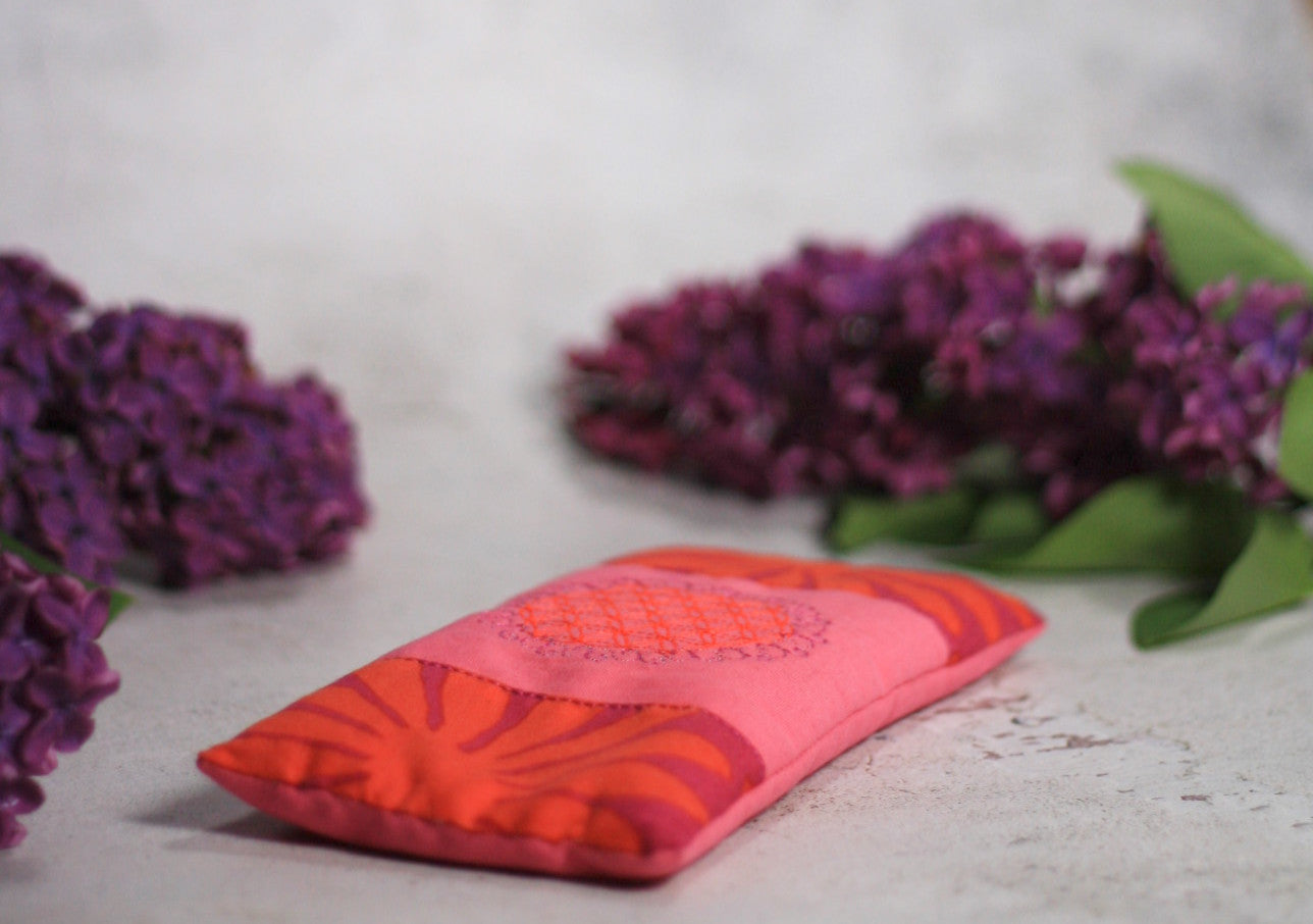 KathieKreativ_Augenkissen_gefuellt_Amethyst_Bergkristall_Bio_Blume_des_Lebens_Om_Meditieren_entspannung_entspannen_Kuehlend_Yoga_Yogakissen_orange_pink_rosa__Meditaionskissen