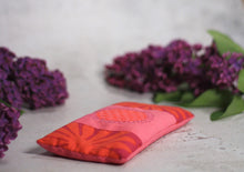Laden Sie das Bild in den Galerie-Viewer, KathieKreativ_Augenkissen_gefuellt_Amethyst_Bergkristall_Bio_Blume_des_Lebens_Om_Meditieren_entspannung_entspannen_Kuehlend_Yoga_Yogakissen_orange_pink_rosa__Meditaionskissen
