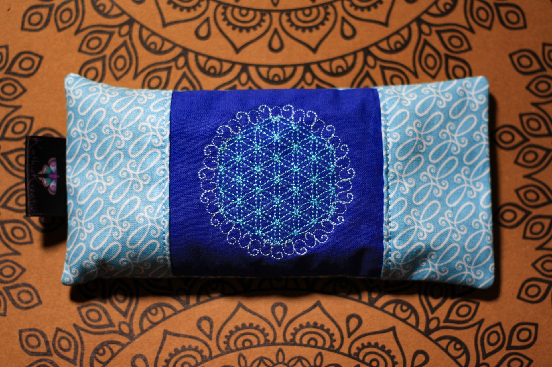 KathieKreativ_Augenkissen_gefuellt_Amethyst_Bergkristall_Bio_Blume_des_Lebens_Om_Meditieren_entspannung_entspannen_Kuehlend_Yoga_Yogakissen_Blau_Meditaionskissen