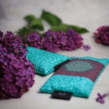 Laden Sie das Bild in den Galerie-Viewer, KathieKreativ_Augenkissen_gefuellt_Amethyst_Bergkristall_Bio_Blume_des_Lebens_Om_meditation_Meditieren___entspannung_entspannen_Kuehlend_Yoga_Yogakissen_Mint_lila_tuerkis_Meditationsk