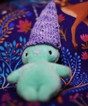 Laden Sie das Bild in den Galerie-Viewer, KathieKreativ_Nannys_Fliederschimmer_Handgefärbte_Sockenwolle_glazed_lila_Rosa_wolle_köln_in_the_hoop_Stickdatei