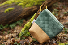 Laden Sie das Bild in den Galerie-Viewer, Kordel_Tasche_Handmade_Unikat_genaeht_Projekttasche_Projektbeutel_faltbar_falten_platzsparend_ordnung_Wolle_stricken_gruen_kunstleder_korkoptik_cord_KameraTasche_gross_kl_innen