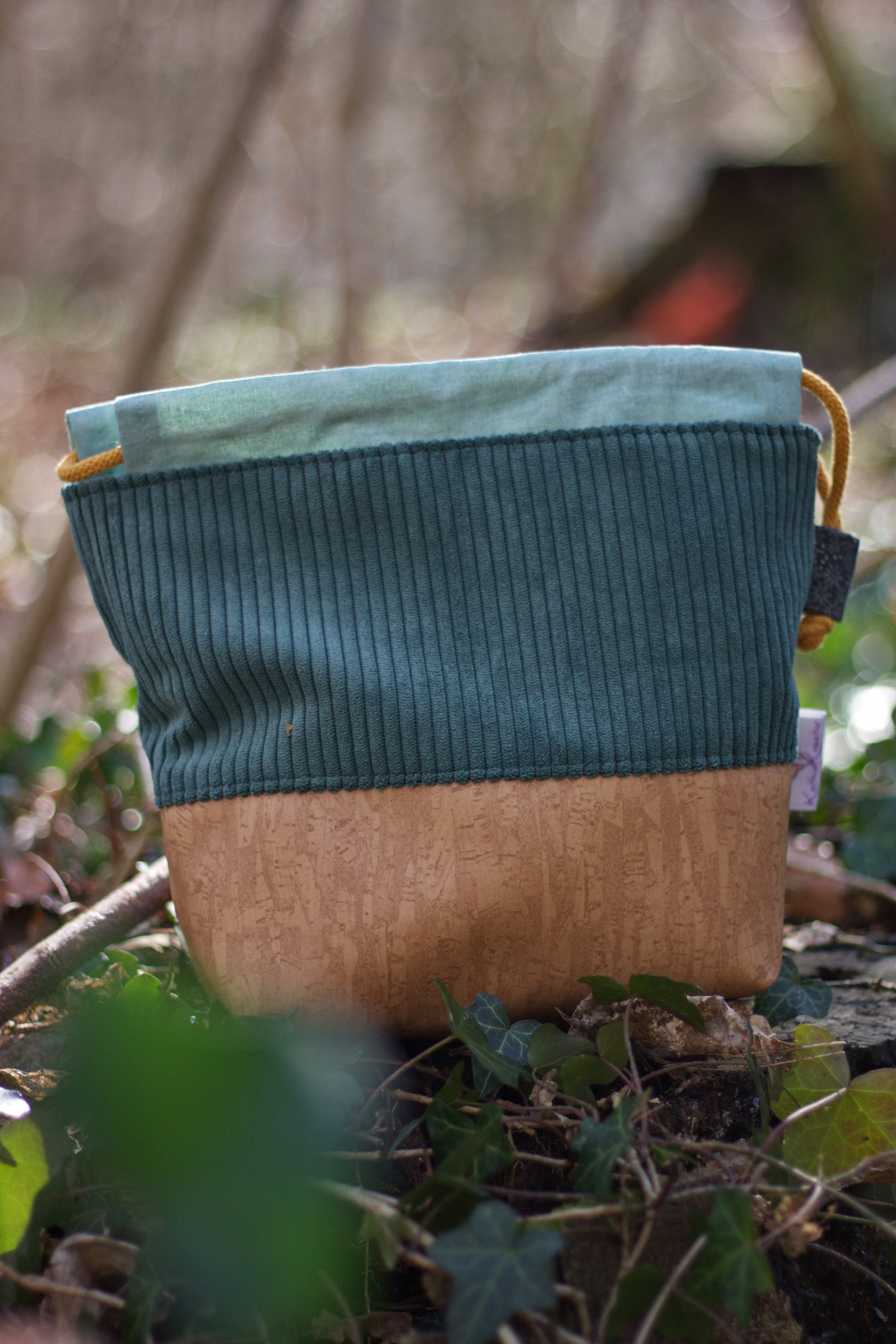 Kordel_Tasche_Handmade_Unikat_genaeht_Projekttasche_Projektbeutel_faltbar_falten_platzsparend_ordnung_Wolle_stricken_gruen_kunstleder_korkoptik_cord_KameraTasche_gross_kl_innen
