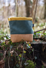 Laden Sie das Bild in den Galerie-Viewer, PT: (Unikat) gelb-grüne Kunstleder-Cord Projekttasche • Größe S 💚💛