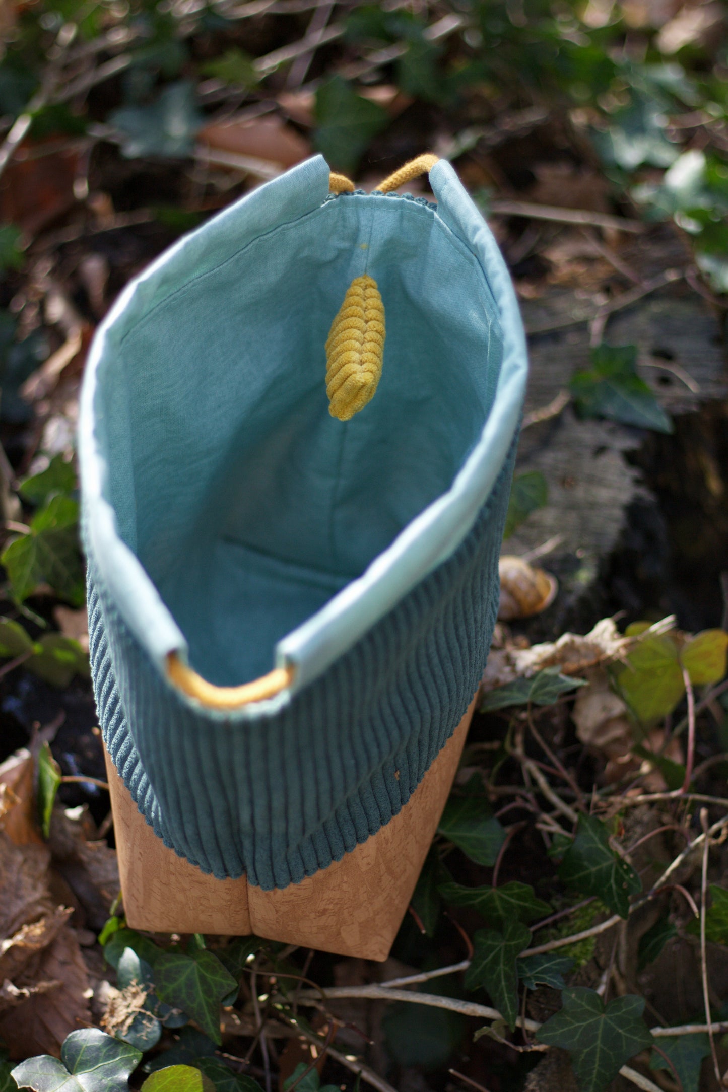 Kordel_Tasche_Handmade_Unikat_genaeht_Projekttasche_Projektbeutel_faltbar_falten_platzsparend_ordnung_Wolle_stricken_gruen_kunstleder_korkoptik_cord_KameraTasche_gross_kl_innen