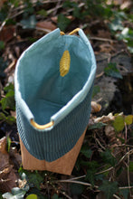 Laden Sie das Bild in den Galerie-Viewer, Kordel_Tasche_Handmade_Unikat_genaeht_Projekttasche_Projektbeutel_faltbar_falten_platzsparend_ordnung_Wolle_stricken_gruen_kunstleder_korkoptik_cord_KameraTasche_gross_kl_innen