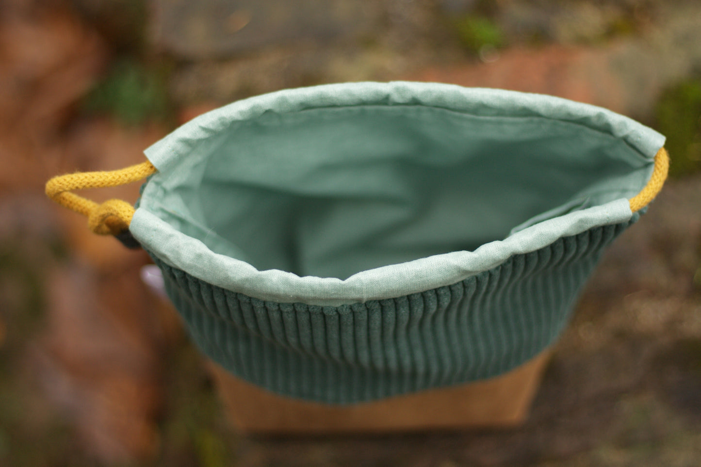 Kordel_Tasche_Handmade_Unikat_genaeht_Projekttasche_Projektbeutel_faltbar_falten_platzsparend_ordnung_Wolle_stricken_gruen_kunstleder_korkoptik_cord_KameraTasche_gross_kl_innen