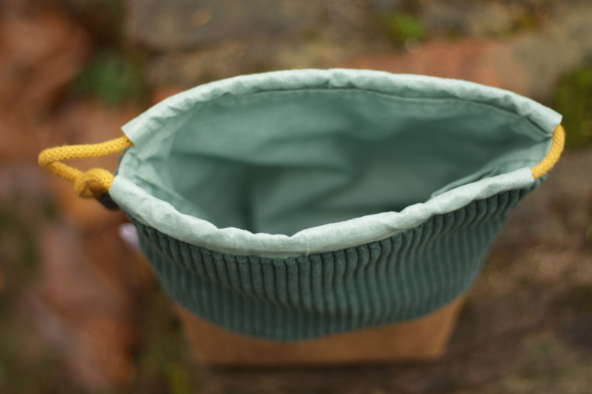 Kordel_Tasche_Handmade_Unikat_genaeht_Projekttasche_Projektbeutel_faltbar_falten_platzsparend_ordnung_Wolle_stricken_gruen_kunstleder_korkoptik_cord_KameraTasche_gross_kl_innen