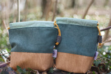 Laden Sie das Bild in den Galerie-Viewer, Kordel_Tasche_Handmade_Unikat_genaeht_Projekttasche_Projektbeutel_faltbar_falten_platzsparend_ordnung_Wolle_stricken_gruen_kunstleder_korkoptik_cord_KameraTasche_gross_kl_innen