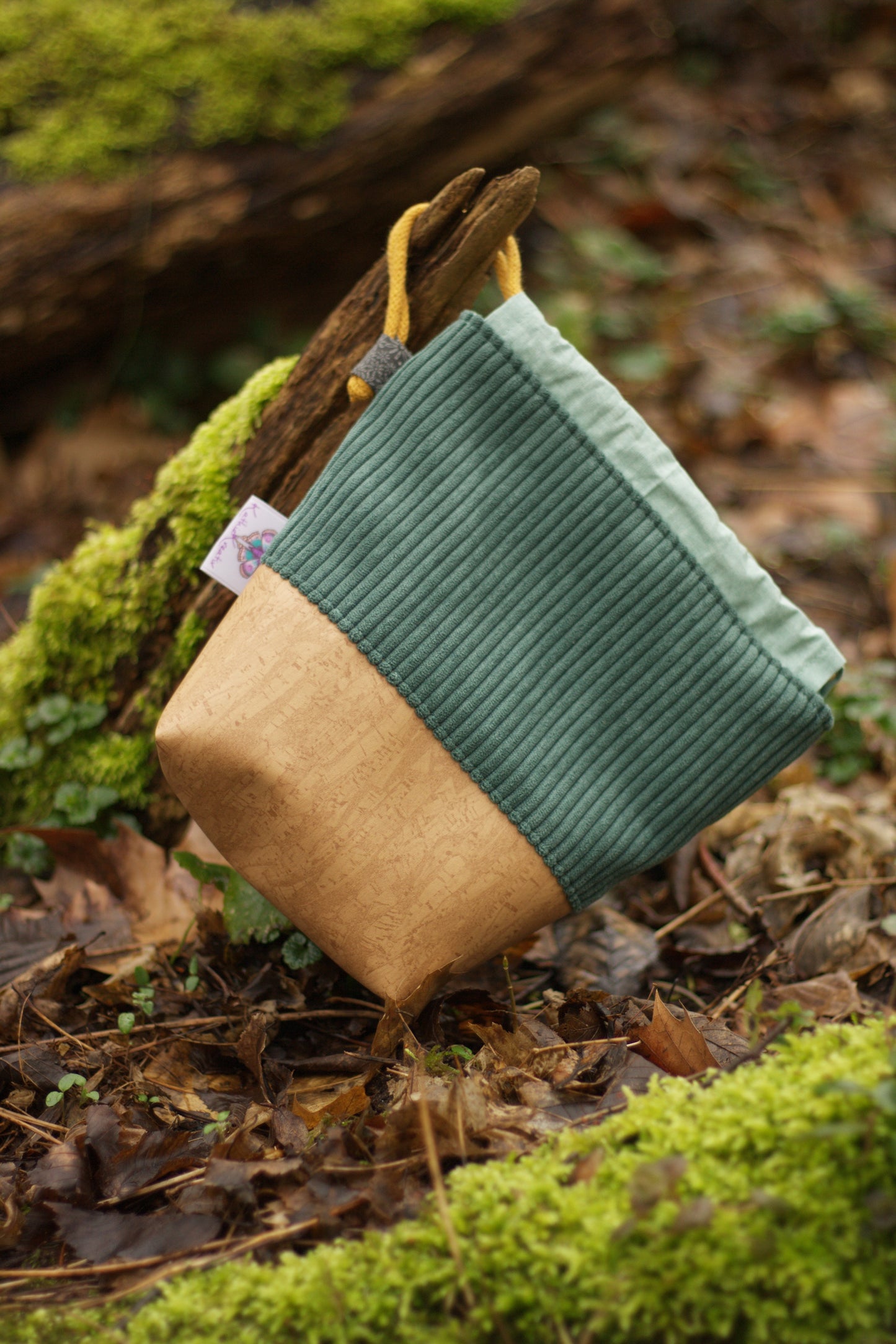 Kordel_Tasche_Handmade_Unikat_genaeht_Projekttasche_Projektbeutel_faltbar_falten_platzsparend_ordnung_Wolle_stricken_gruen_kunstleder_korkoptik_cord_KameraTasche_gross_kl_innen