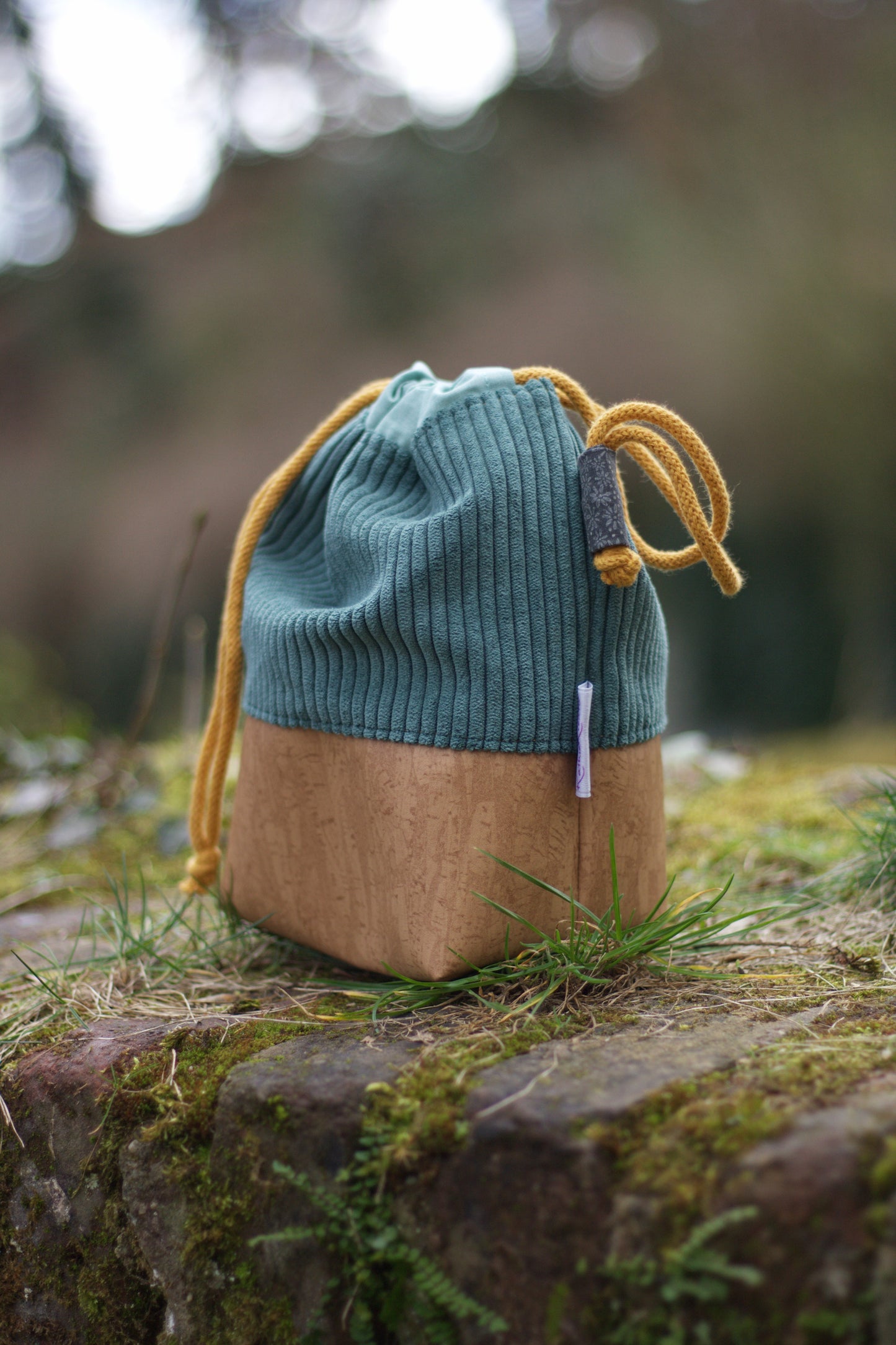 Kordel_Tasche_Handmade_Unikat_genaeht_Projekttasche_Projektbeutel_faltbar_falten_platzsparend_ordnung_Wolle_stricken_gruen_kunstleder_korkoptik_cord_KameraTasche_gross_kl_innen