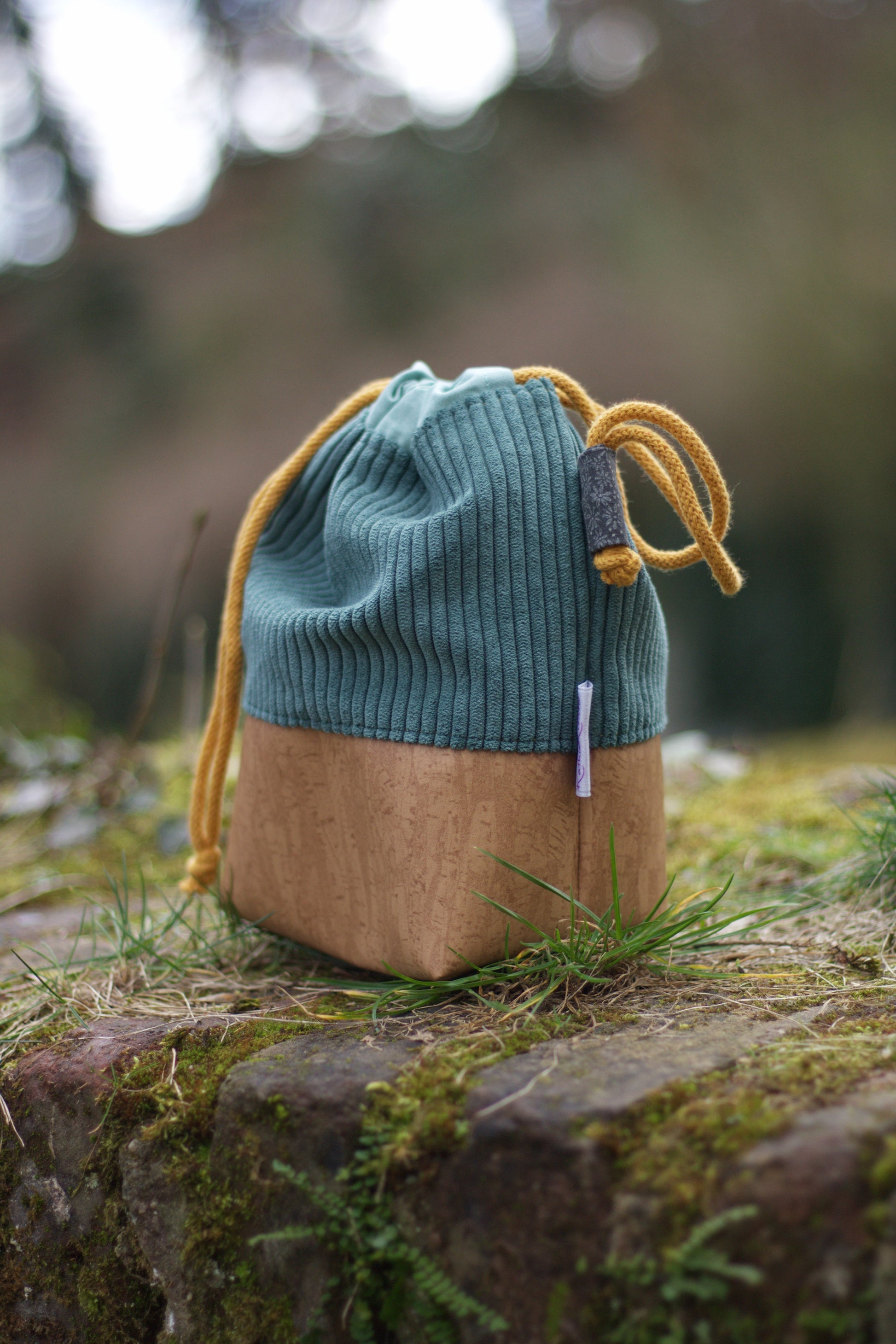 Kordel_Tasche_Handmade_Unikat_genaeht_Projekttasche_Projektbeutel_faltbar_falten_platzsparend_ordnung_Wolle_stricken_gruen_kunstleder_korkoptik_cord_KameraTasche_gross_kl_innen