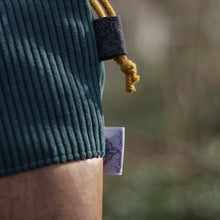 Laden Sie das Bild in den Galerie-Viewer, Kordel_Tasche_Handmade_Unikat_genaeht_Projekttasche_Projektbeutel_platzsparend_ordnung_Wolle_stricken_gruen_kunstleder_korkoptik_cord_KameraTasche_gross_kl_front_gelb_7a166751