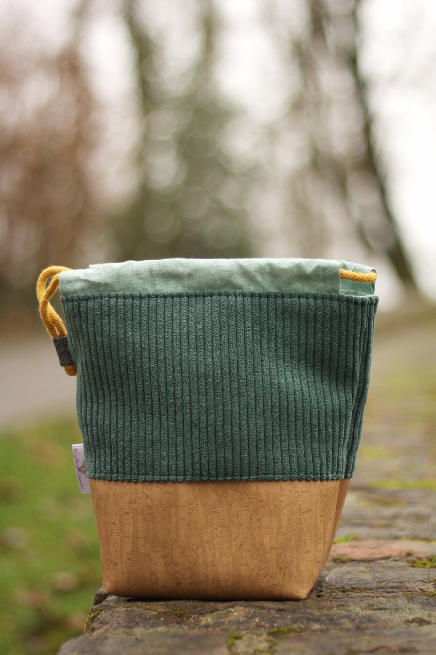 Kordel_Tasche_Handmade_Unikat_genaeht_Projekttasche_Projektbeutel_faltbar_falten_platzsparend_ordnung_Wolle_stricken_gruen_kunstleder_korkoptik_cord_KameraTasche_gross_kl_innen
