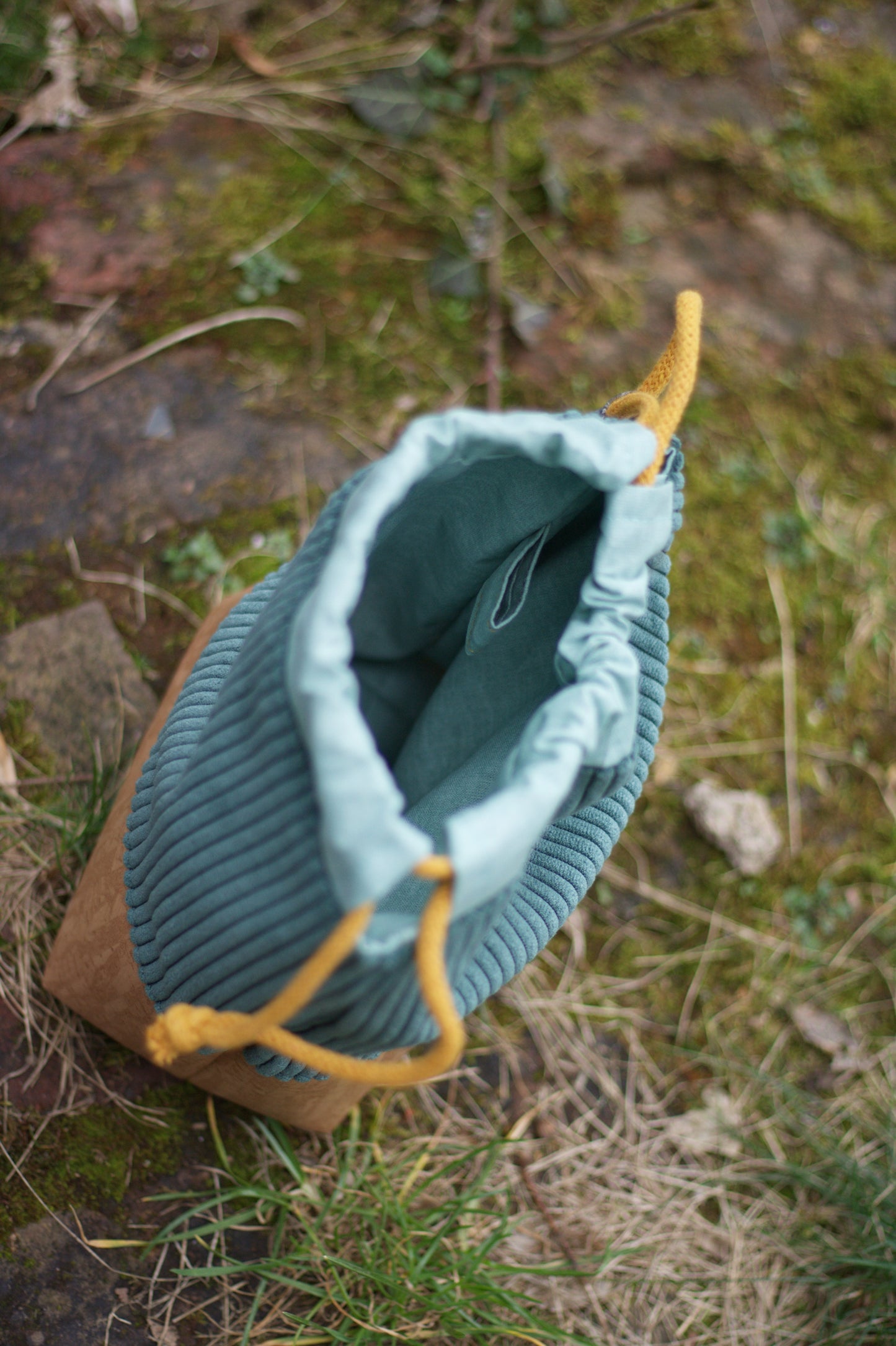 Kordel_Tasche_Handmade_Unikat_genaeht_Projekttasche_Projektbeutel_faltbar_falten_platzsparend_ordnung_Wolle_stricken_gruen_kunstleder_korkoptik_cord_KameraTasche_gross_kl_innen