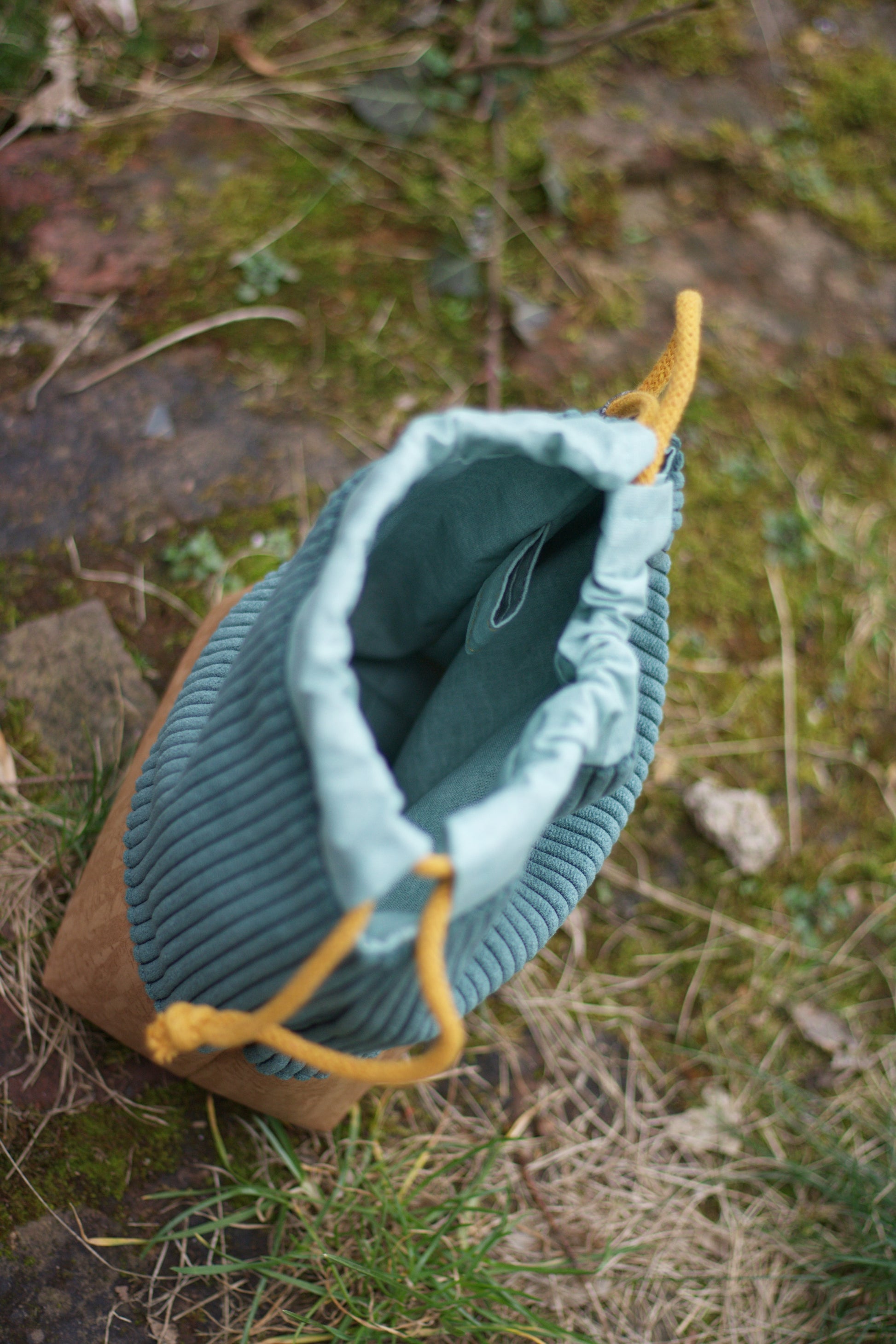 Kordel_Tasche_Handmade_Unikat_genaeht_Projekttasche_Projektbeutel_faltbar_falten_platzsparend_ordnung_Wolle_stricken_gruen_kunstleder_korkoptik_cord_KameraTasche_gross_kl_innen