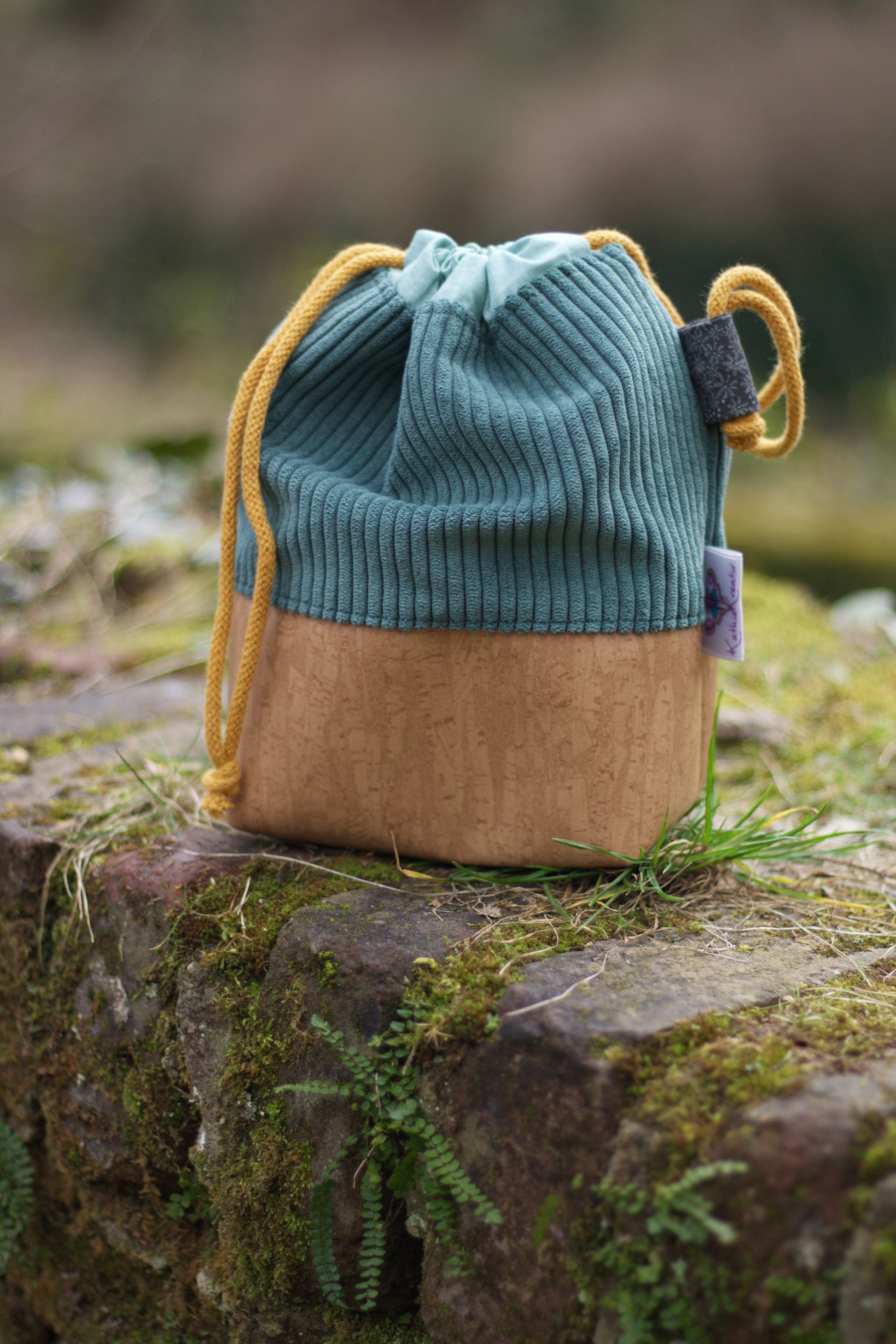 Kordel_Tasche_Handmade_Unikat_genaeht_Projekttasche_Projektbeutel_faltbar_falten_platzsparend_ordnung_Wolle_stricken_gruen_kunstleder_korkoptik_cord_KameraTasche_gross_kl_innen