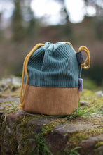 Laden Sie das Bild in den Galerie-Viewer, Kordel_Tasche_Handmade_Unikat_genaeht_Projekttasche_Projektbeutel_faltbar_falten_platzsparend_ordnung_Wolle_stricken_gruen_kunstleder_korkoptik_cord_KameraTasche_gross_kl_innen
