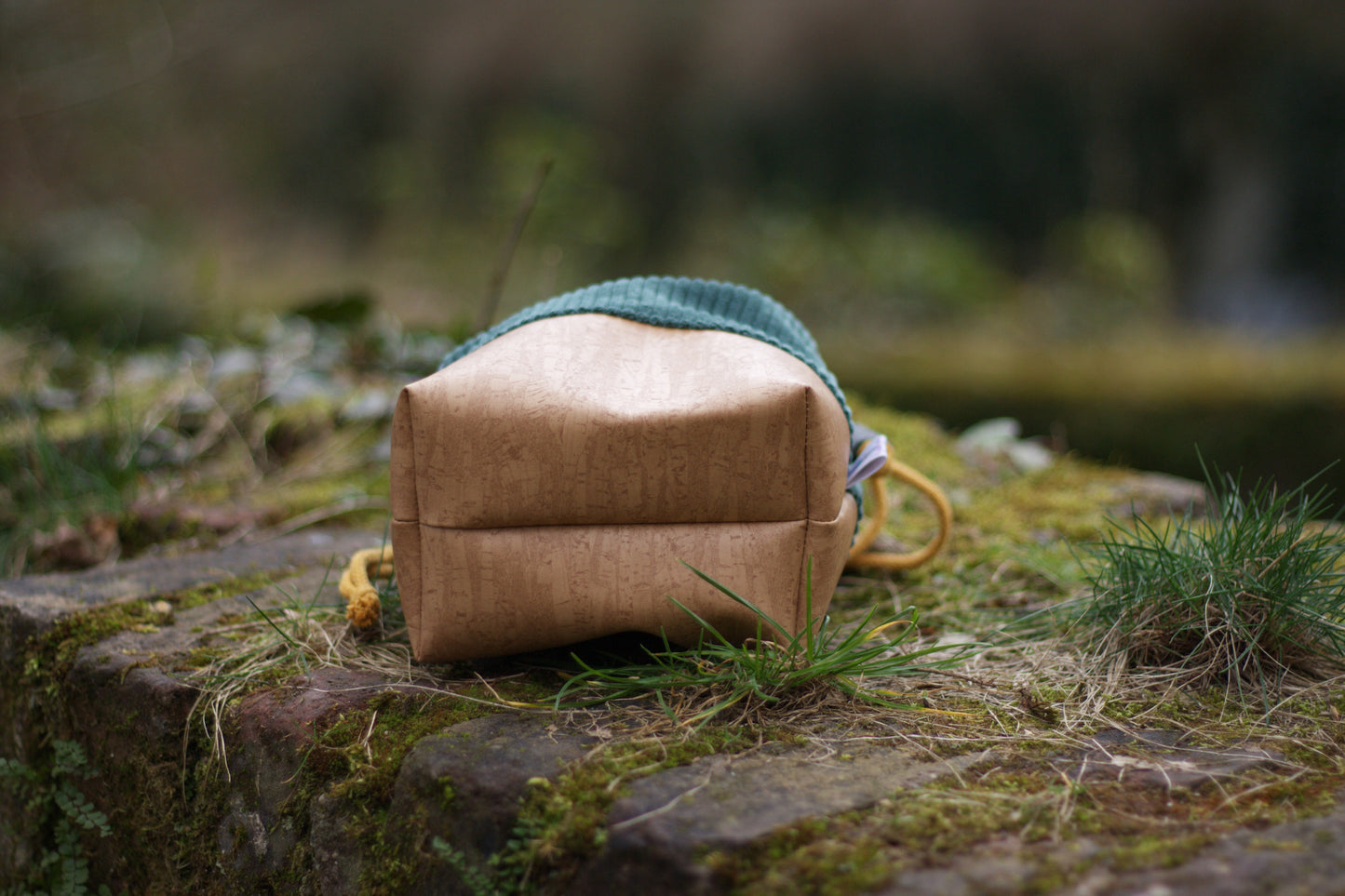 Kordel_Tasche_Handmade_Unikat_genaeht_Projekttasche_Projektbeutel_faltbar_falten_platzsparend_ordnung_Wolle_stricken_gruen_kunstleder_korkoptik_cord_KameraTasche_gross_kl_innen