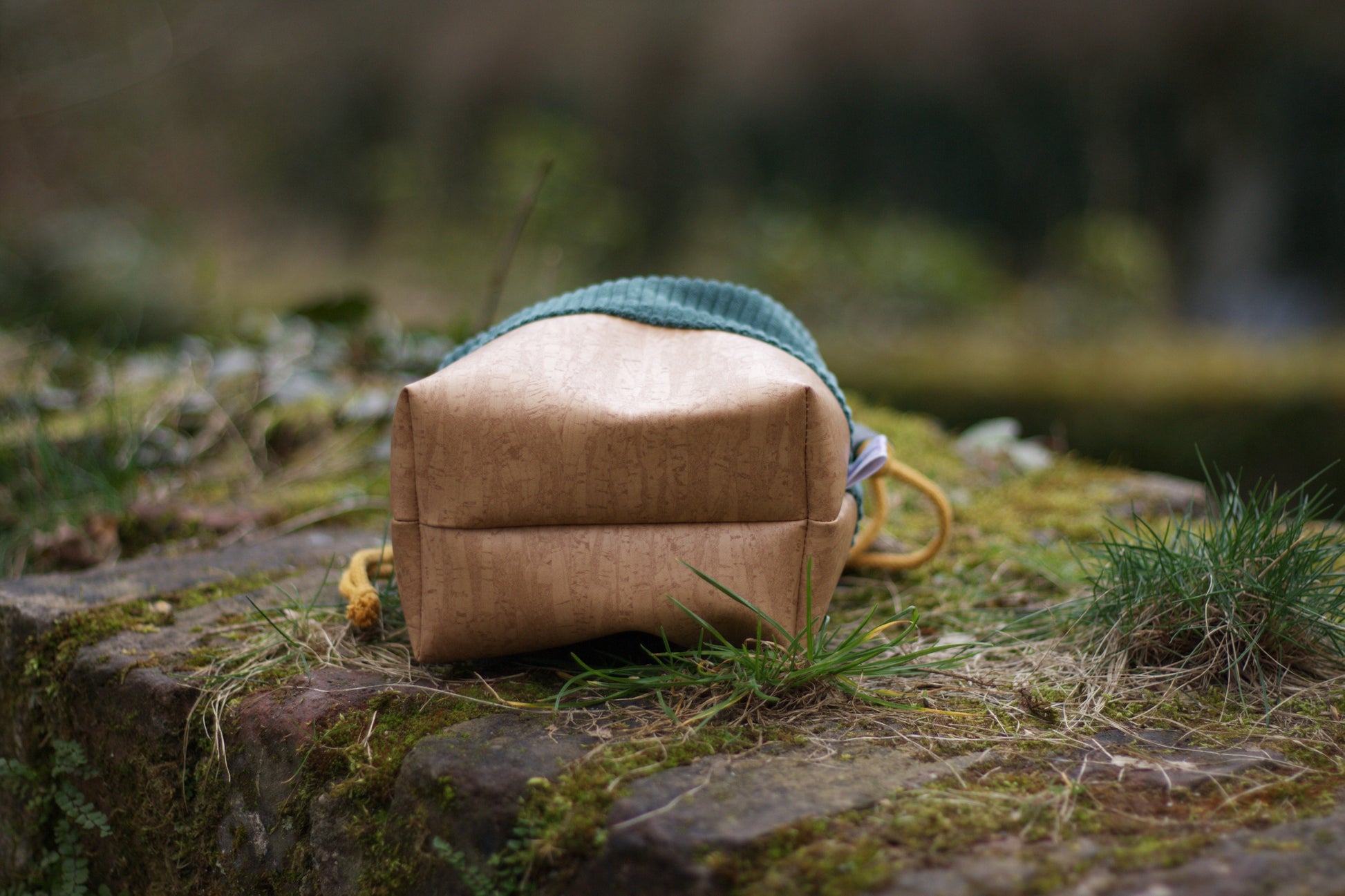 Kordel_Tasche_Handmade_Unikat_genaeht_Projekttasche_Projektbeutel_faltbar_falten_platzsparend_ordnung_Wolle_stricken_gruen_kunstleder_korkoptik_cord_KameraTasche_gross_kl_innen