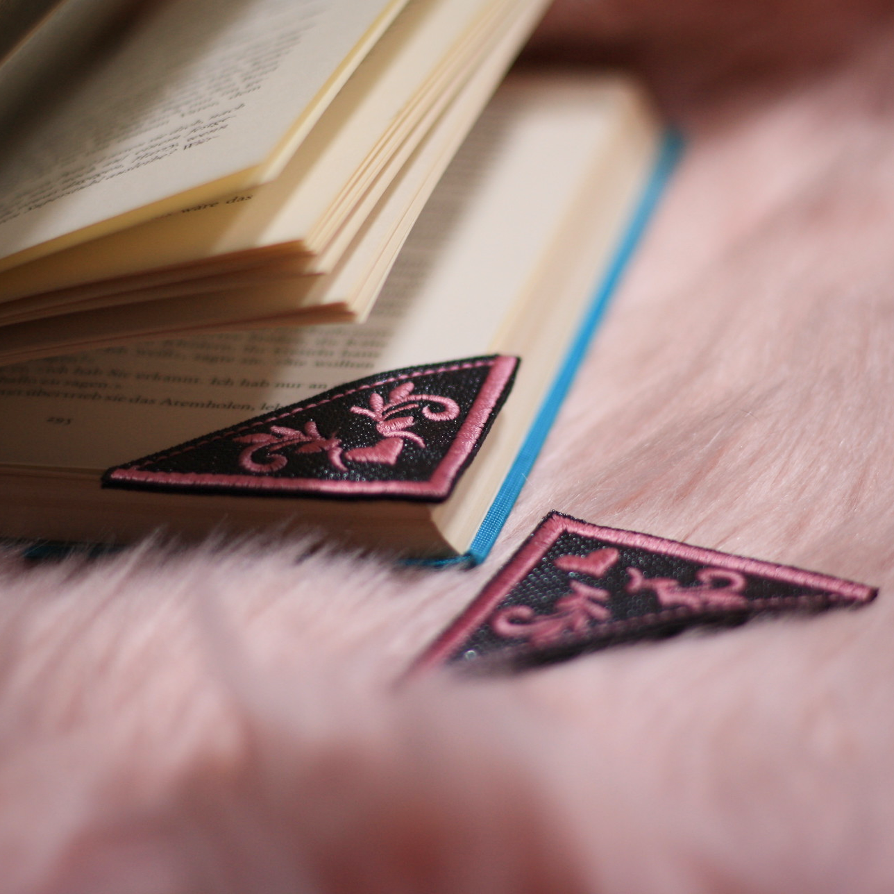 Lesezeichen_LeseEcken_personalisiert_Buecherliebe_Buch_Lesen_Buecher_Herz_Set_Geschenk_Unikat_ornament_Buecherwurm_Lesehilfe_rosa_klein