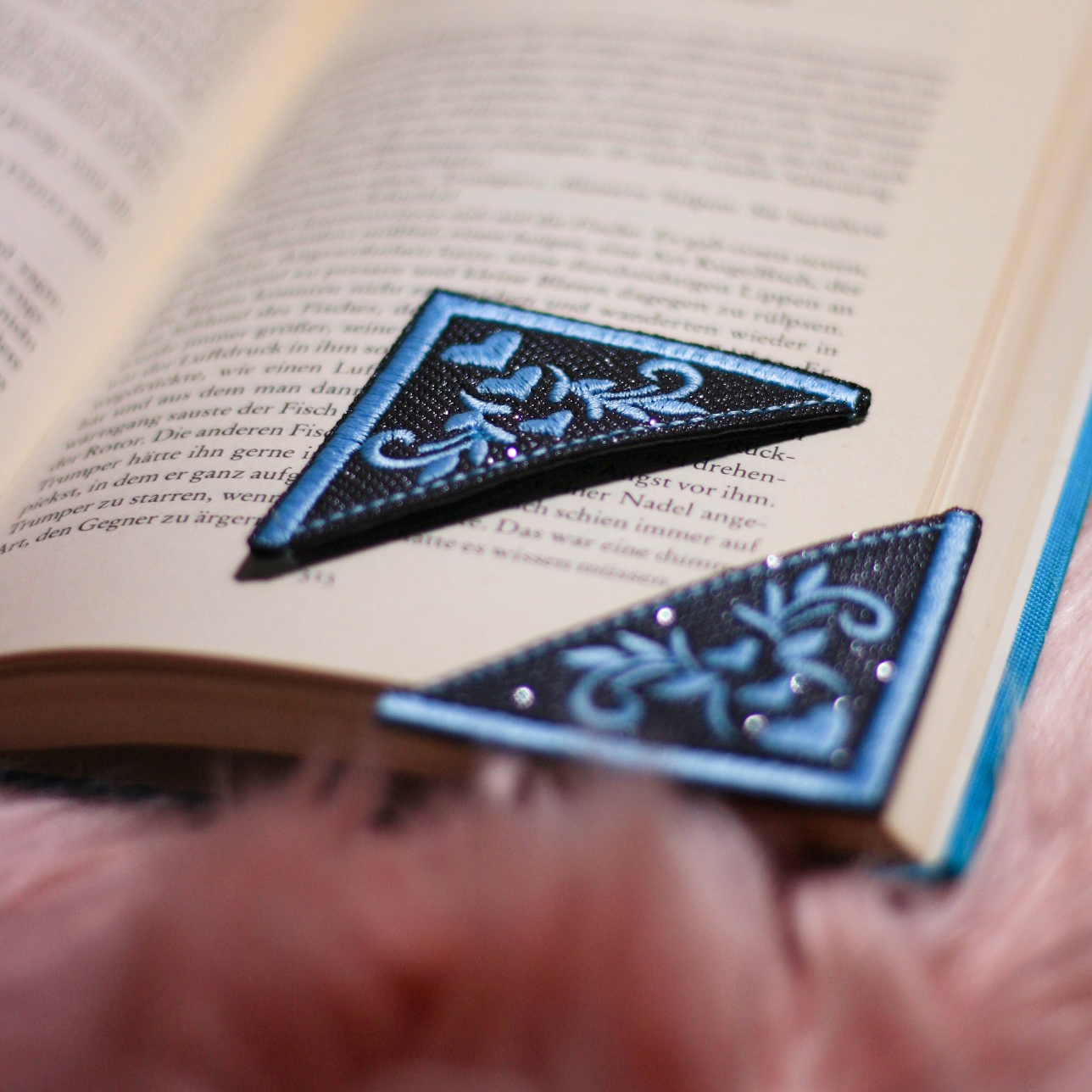 Lesezeichen_LeseEcken_personalisiert_Buecherliebe_Buch_Lesen_Buecher_Herz_Set_Geschenk_Unikat_ornament_Buecherwurm_Lesehilfe_eisblau_klein