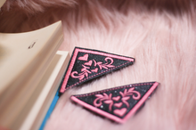 Laden Sie das Bild in den Galerie-Viewer, Lesezeichen_LeseEcken_personalisiert_Buecherliebe_Buch_Lesen_Buecher_Herz_Set_Geschenk_Unikat_ornament_Buecherwurm_Lesehilfe