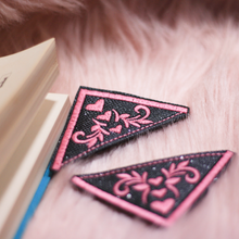 Laden Sie das Bild in den Galerie-Viewer, Lesezeichen_LeseEcken_personalisiert_Buecherliebe_Buch_Lesen_Buecher_Herz_Set_Geschenk_Unikat_ornament_Buecherwurm_Lesehilfe_rosa_klein