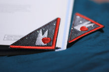 Laden Sie das Bild in den Galerie-Viewer, Lesezeichen_LeseEcken_personalisiert_Buecherliebe_Buch_Lesen_Buecher_Set_Geschenk_Unikat_ornament_Buecherwurm_Lesehilfe_rot_weiss_klein_koeln_koelsche_dom_KOeLNER_KOELN