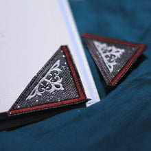 Laden Sie das Bild in den Galerie-Viewer, Lesezeichen_LeseEcken_personalisiert_Buecherliebe_Buch_Lesen_Buecher_Set_Geschenk_Unikat_ornament_Buecherwurm_Lesehilfe_rot_weiss_dunkelrot_koeln_KOeLNER_KOELN