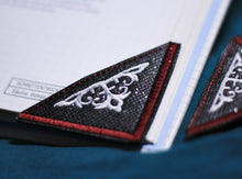 Laden Sie das Bild in den Galerie-Viewer, Lesezeichen_LeseEcken_personalisiert_Buecherliebe_Buch_Lesen_Buecher_Set_Geschenk_Unikat_ornament_Buecherwurm_Lesehilfe_rot_weiss_dunkelrot_koeln_KOeLNER_KOELN