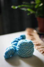 Laden Sie das Bild in den Galerie-Viewer, Meeresgefunkel_hangefaerbte_wolle_gewickelt
