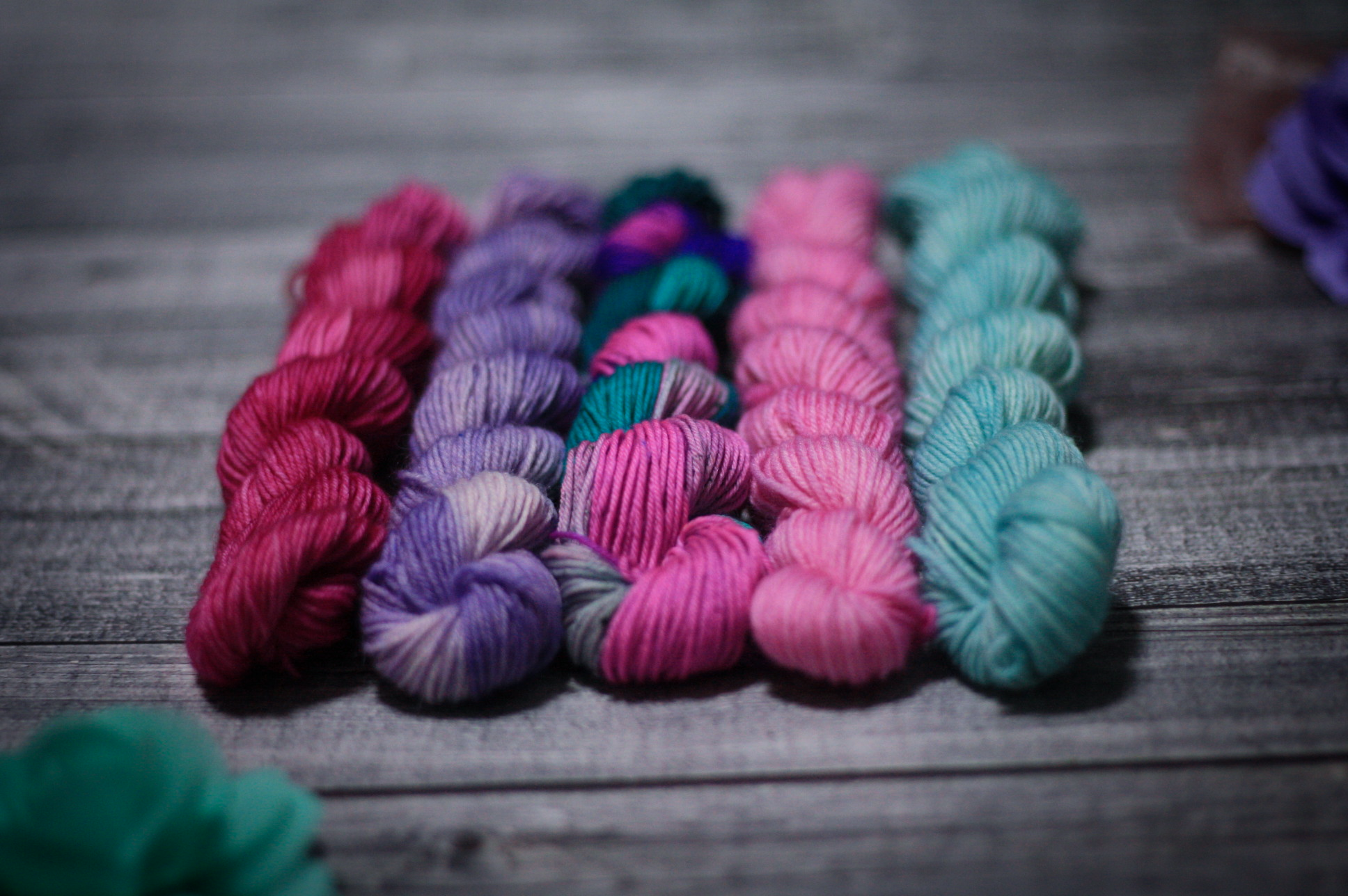 handgefärbte_Wolle-Sockenwolle_Aktiv_Superwash_Minis_Schurwolle_Stricken_Haekeln_KathieKreativ_Nannys_Fliederschimmer_Handgefärbte_Sockenwolle_glazed_lila_Rosa_wolle_köln