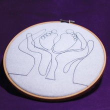 Laden Sie das Bild in den Galerie-Viewer, Mutter_Baby_Fuesschen_Liebe_Bilderrahmen_Rahmen_Stickrahmen_Wanddeko_Wand_Deko_personalisiert